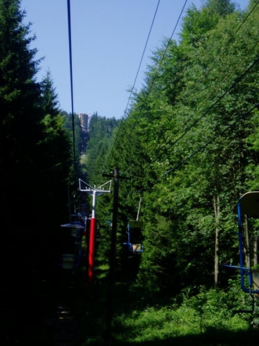 Kleť, 1 083m vysoká hora, je jako matka, bdící nad svými dětmi z podhůří. Alespoň takhle nějak k ní odjakživa vzhlíží lidé českobudějovicka, pro které Kleť tvoří hlavní šumavské panorama. A protože pro lenivější, nebo méně zdatné, slouží dnes již historická lanovka, je o návštěvnost postaráno. Provoz lanové dráhy byl zahájen již 1.7.1961 a lanovka je hezky pomalá a jednosedačková.