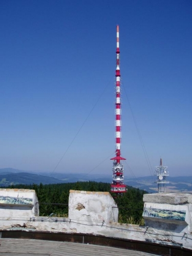 V roce 1957 začala na Kleti výstavba vysílače jižní Čechy (stožár vysoký 116 m), o dva roky později zahájil vysílač pravidelný provoz. V roce 1967 začaly práce na výstavbě vysílače pro přenos druhého a barevného programu Československé televize (výška asi 180 m). 