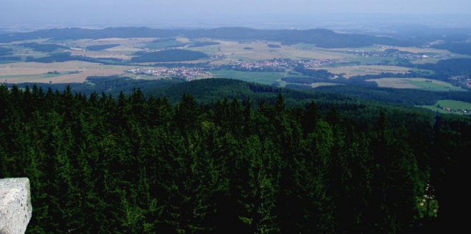 Pohled na blízkou Křemži a lanovou dráhu do Krásetína vám zpříjemním jednou pověstí o Krasavě a Belzebubovi: Na nejvyšší hoře Blanského lesa stál pevný hrad a v něm spravedlivě vládl vladyka Hrozen. Měl jedinou dceru, dobrotivou a sličnou, které říkali Krasava. Ucházelo se o ni mnoho ženichů a zvláště švarný mladík snědých tváří a jiskrného pohledu, o kterém se proslýchalo, že je to sám Belzebub. Když kníže pekel poznal, že jeho proměna je prozrazena, přísahal pomstu za to, že dostal od Krasavy košem. Jednoho dne, když všichni z hradu odjeli na lov, rozpoutal Belzebub nad Kletí děsivou bouřku; lámal pevné hradby hradu a metal kamení do všech stran. Bludný mnich, který šel náhodou okolo, zdvihl kříž a zahnal Belzebuba do pekel. Balvany ležící dodnes na temeni Kleti jsou zbytky onoho mocného sídla rozkotaného ďáblem.