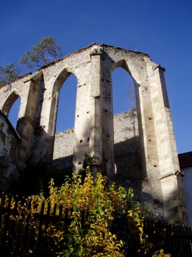 V blízkosti zřícenin hradu Kuklov došlo v roce 1495 k založení kláštera poustevníků řádu sv. Františka z Pauly. Řeholníky povolal do Kuklova Petr IV. z Rožmberka se svým bratrem Oldřichem z Rožmberka. Pauláni zahájili výstavbu kláštera, který však nebyl nikdy dokončen. Pravděpodobně okolo roku 1530 opustili řeholníci nedokončený klášter, který od té doby postupně zchátral. V jeho blízkosti poté Rožmberkové založili pivovar a hospodářský dvůr. V průběhu třicetileté války pobořila opuštěný kuklovský klášter a přilehlý dvůr švédská vojska. Legendy vyprávějí: Při vpádu švédského vojska do kuklovského kláštera bylo pobito několik mnichů a zbytek řeholníků, kteří nestačili uprchnout tajnou podzemní chodbou, byl pochytán a pověšen na velké lípě před klášterem. Jeden se zachráněných mnichů, zbožný bratr Erazim, se po této události usadil v hlubokém hvozdu Blanského lesa, kde si na mýtině u skalního převisu zřídil poustevnu. Poustevník, dlící neustále na modlitbách a žijící pouze ve společnosti ochočené laně, se stal brzy vyhledávaným duchovním rádcem venkovanů z okolních vesnic. Jedné tuhé zimy však roztrhala poustevníka divá zvěř. Zbytky jeho těla pochovali vedle poustevny. Od té doby se toto místo nazývá U černého muže na památku zbožného poustevníka, který označení černý muž získal díky barvě svého řeholního hábitu.