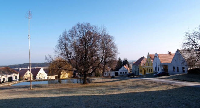 Dobčice jsou typickou jihočeskou vesnicí a leží právě pod svahy lesnatého masivu Vysoké Běty. Co se týká motivů, jsou velmi často podobné právě Holašovickým. Jedna římsa se šikmými vlnkami se např. vyskytuje v Dobčicích, Lipanovicích i Holašovicích.