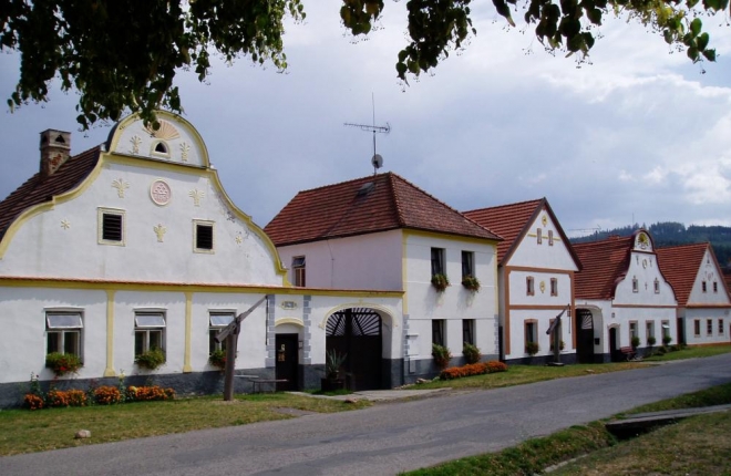 Holašovice jsou klenotem selského baroka v jižních Čechách. Vyhlášením vesnice mezi památky UNESCO zpopularizovalo tuto vesnici mezi návštěvníky z celého světa. Rozhodně ne nadarmo – opravené fasády domů na návsi umocňují atmosféru Prodané nevěsty, jež se tu točila, socha vodníka zase vybízí k představivosti ze stejnojmenné symfonické básně.