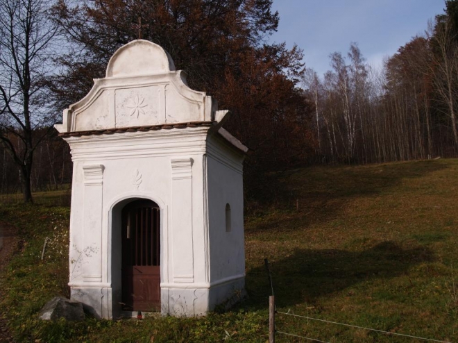 Kaple u samot Borovští Uhlíři pod vrchem Albertov.
