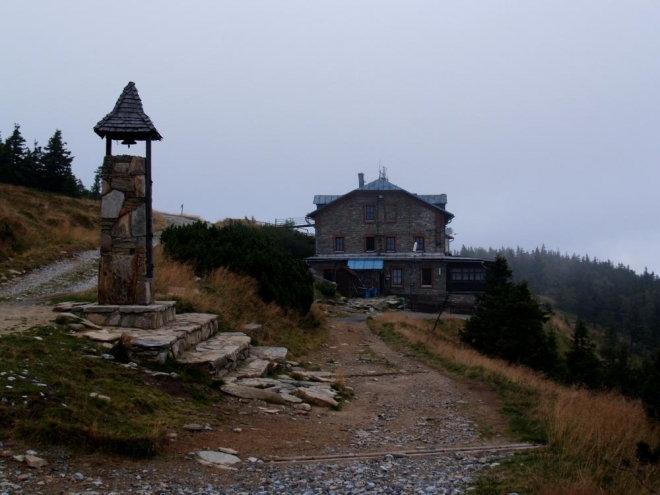 Nahoře je národní přírodní rezervace Šerák – Keprník,  nejstarší rezervace na Moravě. Byla zřízena tehdejším majitelem panství knížetem Janem II. z Lichtenštejna v roce 1903. Ve zdejší chatě Šerák v klidu pojíme svíčkovou a až poté vyrážíme dál.  