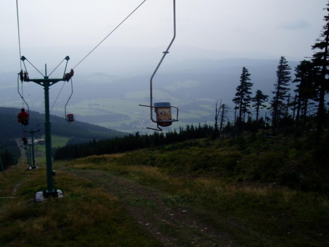 Ulevujeme nožkám a dolů sjíždíme lanovkou.