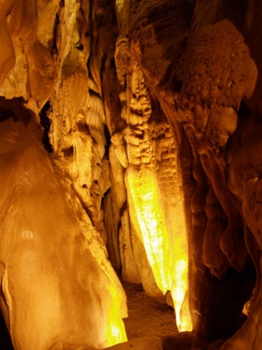 Jeskyně Na Pomezí je z nich největší a je zpřístupněna pro veřejnost. Má rozsáhlý a komplikovaný systém puklinových chodeb. Jeskyně vznikla rozpouštěním mramoru a je v ČR největší jeskyní, která vznikla právě tímto způsobem. 