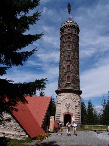 Ta je dominantou malebného okresního městečka Jeseník spolu s Priessnitzovými lázněmi. Jmenuje se Zlatý chlum (875 m) a je 26m vysoká a kamenná. Historie  věže spadá až do dalekého 19. století. Popud ke stavbě vzešel od tehdejší Frývaldovské pobočky turistického spolku. Mezi zakladateli můžeme nalézt zetě světově proslulého léčitele Vinzenze Priessnitze.