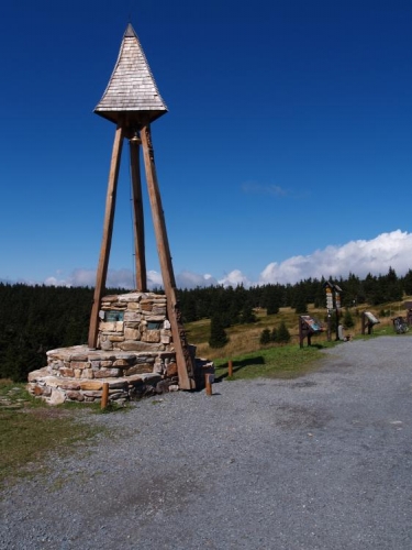 A to už jsme u turistické chaty Švýcárna, která se nachází na nejfrekventovanější části hřebenové trasy Jeseníků, mezi Červenohorským sedlem a nejvyšší horou Moravy - Pradědem v nadmořské výšce 1304 m. n. m. Jedná se o jeden z nejstarších objektů. Byla postavena již v roce 1887, avšak její historie sahá ještě hlouběji. Švýcárna je ukázkovým příkladem přeměny pastevecké salaše na klasickou horskou chatu. Dnes slouží jako spolehlivá základna pro milovníky horské turistiky a lyžování. 