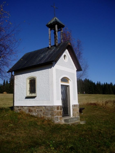 Kousek odtud, ale do značného kopce, kam dnes nedojdeme, stojí poutní kostel svaté Máří Magdaleny. Kostel byl součástí zaniklé osady Svatá Magdaléna (Sankt Magdalena). Okolo něho procházela Solná a Zlatá stezka a bylo zde místo pro odpočinek soumarů a obchodníků. V těsném sousedství kostela je rybníček. Prý u rybníčku pobývá dobrácký vodník, který má rád lidi.