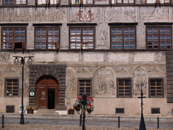 Od roku 1850 zde sídlil soud a od roku 1974 Okresní národní výbor. V letech 1994-1997 byla provedena rekonstrukce renesančních arkád a podzemních prostor. Při restaurátorském průzkumu byla objevena v interiérech řada maleb a nápisů. Dnes v budově sídlí Městský úřad Prachatice.