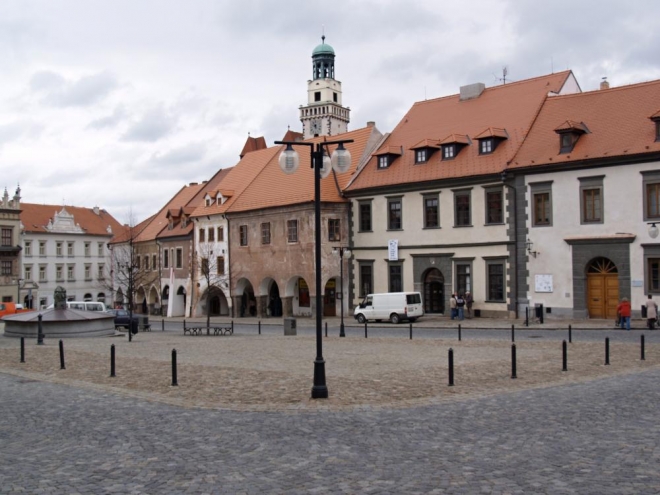 Kašna se sochou Spravedlnosti pochází ze 16. století. Roku 1583 ji se svými pomocníky vystavěl Ondřej Vlach, ale během staletí však často měnila svoji podobu. V roce 1903 byla socha Spravedlnosti nahrazena bustou císaře Josefa II. a po roce 1918 se objevil záměr upravit kašnu jako památník padlým v I. světové válce. Na své místo se socha vrátila až v roce 1925, ztraceny byly ale váhy, jeden z hlavních atributů Spravedlnosti, které původně tato socha držela v levé ruce.