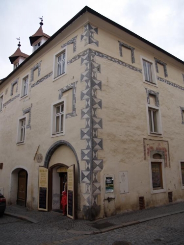 Obchod na stezce dosáhl v 1. polovině 16. století vrcholu, když Prachaticemi procházelo týdně 1200-1300 soumarů nesoucích náklad z Pasova do Čech a opačně. Město bylo mimo příjmu ze soli obohaceno i o příjmy z prodeje kaprů z obecních rybníků, másla, sladu, žitné pálenky a také piva. V okolí města byly zakládány v této době dokonce mnohé nové chmelnice.