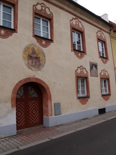 A právě díky stagnaci hospodářského života v 17. a 18. století tak Prachatice nabízejí návštěvníkům a obyvatelům svou renesanční atmosféru, jen částečně ovlivněnou novějšími empirovými přestavbami. 