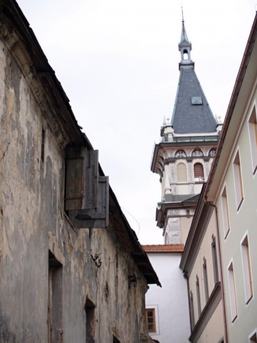 Dnes je mnoho staveb opraveno a takovýto kontrast zde můžete spatřit jen výjimečně.