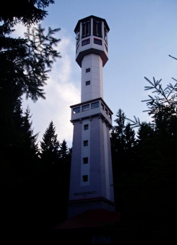  Klostermannova rozhledna na zalesněném vrcholu Javorníku je 4 km severozápadně od Stach.
