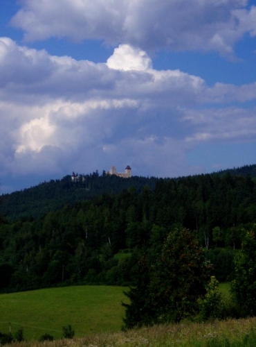 Pohled ke hradu od Kašperských hor. V okolí jsou nově vyznačeny turistické naučné stezky.