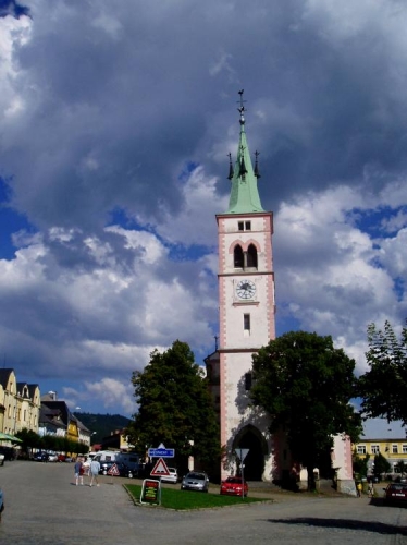 Počátky Kašperských Hor jsou spojeny s hlubinným dolováním zlata ve 13. století. Ve 14. století zde stávala rozsáhlá hornická osada při významném zlatonosném revíru. V 15. století bylo v provozu téměř 40 větších zlatodolů a řada štol. Arciděkanský kostel sv. Markéty je hlavní dominantou nejen náměstí ale celého sídelního útvaru města. Jedná se o gotickou trojlodní baziliku z poloviny 14. století s původními klenbami v kněžišti a bočních lodích. Kostel je novogoticky upraven v roce 1883, kdy k západnímu průčelí přistavěna nová věž. 
