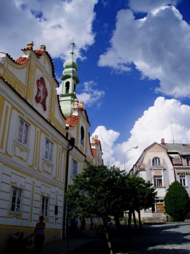 Radnice v Kašperských Horách byl původně renesanční dům, ve kterém bydlel zástavní držitel hradu Kašperka, tajemník krále Ferdinanda I., královský rada a místokancléř českého království, Jiří z Lokšan. Dům si v roce 1551 koupili měšťané a už před rokem 1597 jej upravili na radnici. Na konci 17. století bylo průčelí spojeno třemi barokními štíty a doplněno hodinovou vížkou.