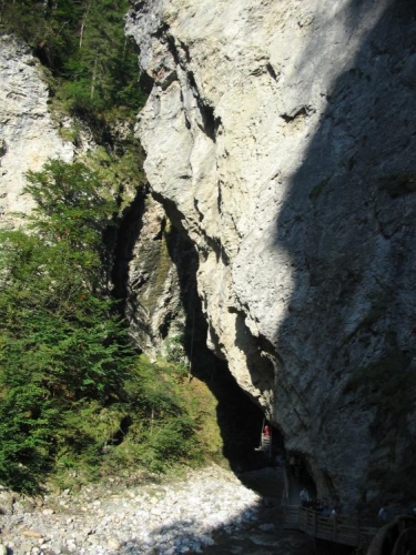 Skála se nezdá být závratně vysoká, dokud na obrázku nenajdete turisty