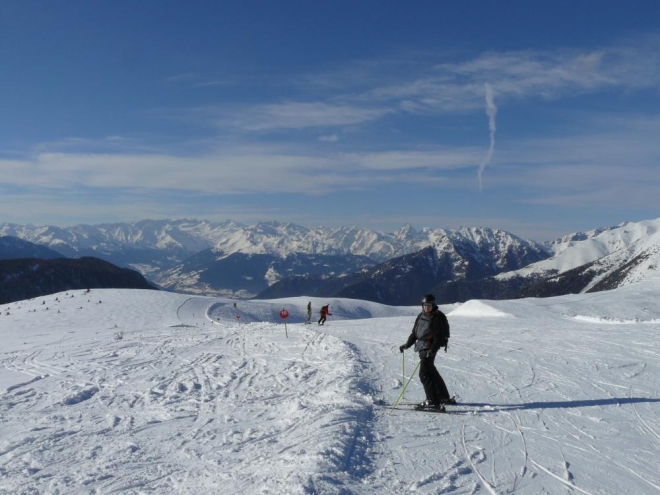 Honza a v dáli zasněžené štíty Alp