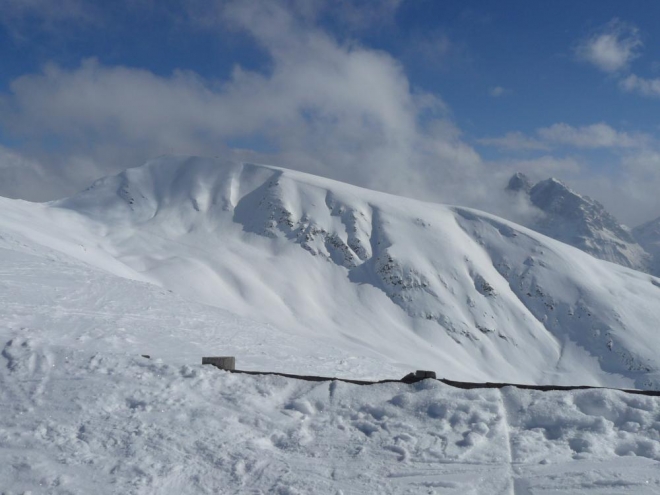 Zasněžená hora u střediska Plose... jen toho sněhu není tolik, kolik se může zdát.