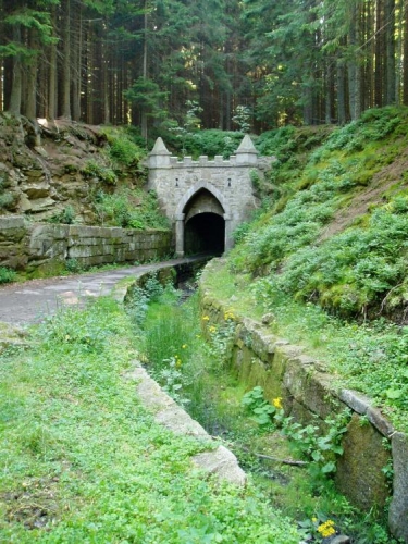 Velká zajímavost je u Jeleních Vrchů, kde jde kanál pod vrcholem hory. Horní portál je novogotický.  