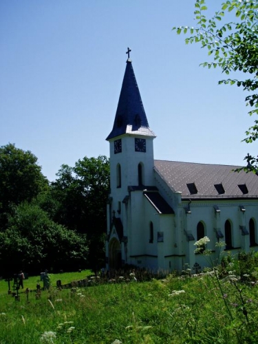 Kostel v Zadní Zvonkové. Odtud je již blízko hraniční přechod a kanál vede dále upraveným korytem směrem k Ježové. Stejně kvalitní je i cesta kolem něho. 