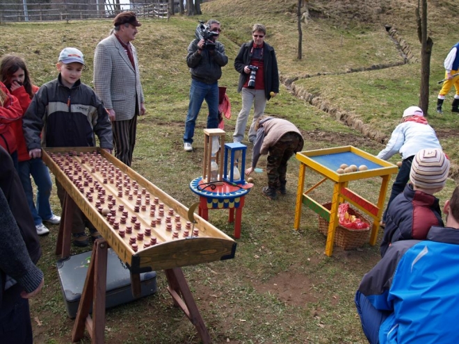 Kolem je jarmark a zajímavé starodávné hry.
