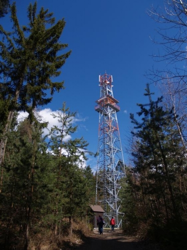 Kbíl, rozhledna ve výši 664m, je prakticky ve stejné výšce jako Hoslovická, ale rozhledy jsou z ní víc otevřené. 