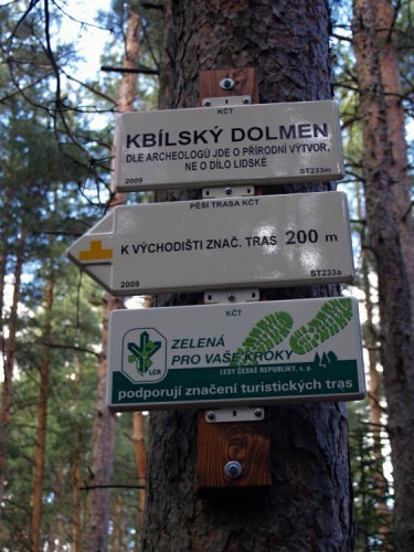 Kbílský dolmen, ke kterému se vyplatí udělat si malou zacházku. Tvrdí se, že je přírodním úkazem, ale to se mně moc nezdá. Důkazy nemá však nikdo.