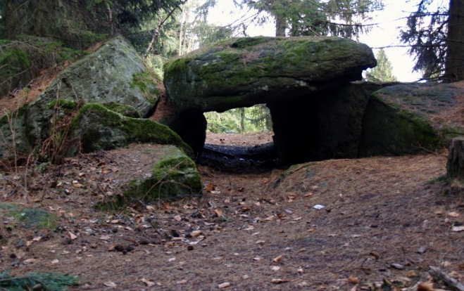 Co je to vlastně dolmen? Dle Wikipedie "kamenný stůl“ (z bretonštiny-keltský jazyk). Prehistorická megalitická stavba z velkých nepravidelných kamenných bloků, zpravidla gigantických rozměrů, patrně zbytek vnitřního prostoru pohřebních mohyl. Dolmeny dochovány v různých částech světa, v Evropě (především západní) od neolitu po dobu bronzovou.
