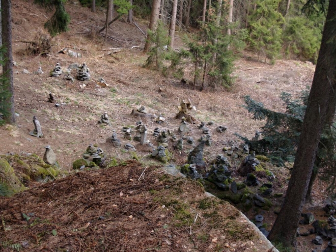 Dole pod skalou potom ti uzdravení radostně staví mužiky.