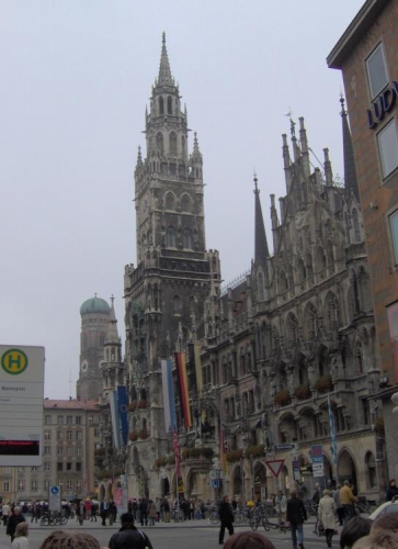 Náměstí Marienplatz v Mnichově a novoměstská radnice