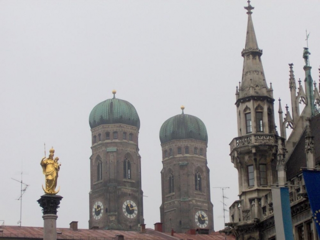 I Mnichov se může pochlubit spoustou věží a věžiček. Jen škoda, že za nimi bylo šedo a ne modro. Mimochodem, pozlacená socha Panny Marie je součástí morového sloupu na náměstí.