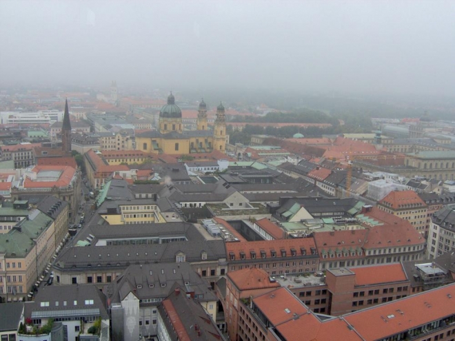 Výhled na zamračený Mnichov. V dáli Theatinerkirche.