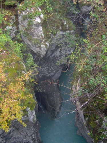 Slovinská národní řeka Soči si na počátku své pouti razí cestu skutečně hluboko ve skále.
