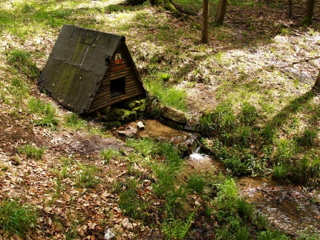 Který král se zde při lovu zvěře napil ze studánky nám není známo, to nám ale nevadí a děláme přestávku na provizorní oběd. Rohlíky s paštikou a s bonboniérou, a k tomu kola. Dobrá kombinace...