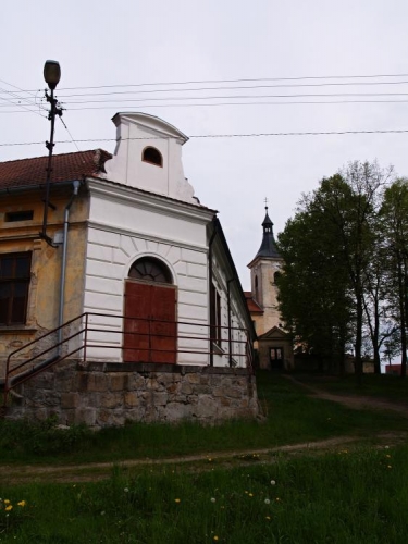 U kostela je cíl dnešní poutě. Necelé čtyři hoďky a asi tak 17 km i s blouděním, v krásné krajině mírných kopců bez provozu aut, kol i lidí. 