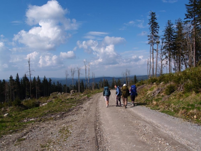 Je už po páté, ale jde se v pohodě. Nálada se s výhrou se Švédskem zvedla a nás už jen čeká sestup na Zlatou, jednu ze zaniklých německých samot. Vyčasuje se a bouřky, které nás dnes měly doprovázet celý den se zatím nekonají.