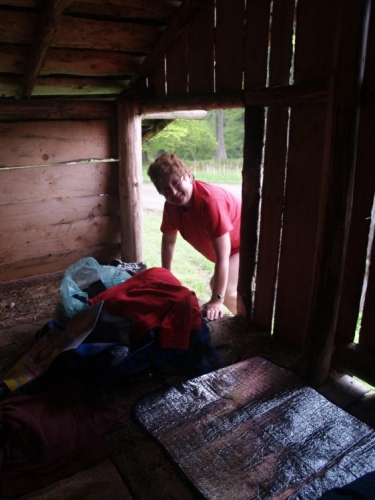 Nakonec to s Janou v osm večer vyřešíme balením a zpětným výstupem k seníku. Tady bude klid. Pršet přestalo a nás ruší jen ptáček, který kousek od nás krmí své mladé. Stmívá se a na střechu začínají bubnovat první kapky. Asi dvě hodiny střídavě prší, krápe a leje, dobře jsme udělali, že jsme sem přešli. Tuhle atmosféru miluju.
