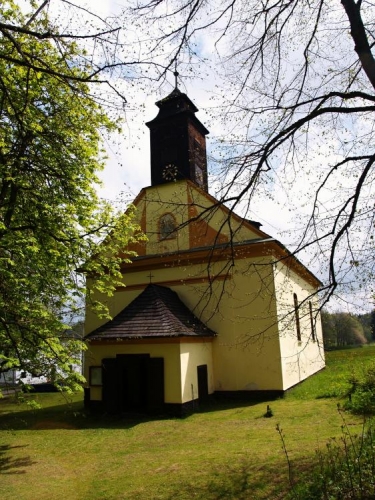 Kostel zasvěcený Nejsvětějšímu Jménu Ježíš je prostá pozdně barokní stavba z konce 18. století. V roce 1932 zde žilo 1464 stálých obyvatel, v současnosti 144. V dřívějších dobách nacházeli obyvatelé svou obživu ve sklářství, zemědělství, lesnictví, v pestré řemeslnické činnosti, prodeji rezonančního dřeva a rašeliny, zpracování lnu a v kamenictví.  