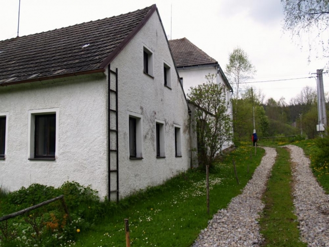 Nejstarší písemná zpráva o Skříněřovu se zachovala z roku 1393 ve formě Schriferstift. Tento první název se postupně měnil – v roce 1395 Scinerstift, Schreynerslag. Kolem roku 1440 se poprvé objevuje české označení Skříněřuov a v roce 1483 Skříněřov a obec byla součástí rychty ve Chrobolech. V roce 1600 zde bylo 14 osedlých. V polovině 17. století jsou doloženy další názvy – v roce 1654 Schrainerschlag, v roce 1720 Schreinetschlag a v roce 1854 také Skříměřov a v roce 1904 poslední název Skříněřov, který se udržel do současné doby. Od roku 1850 samostatná politická obec s osadami Koryto, Mošna (zanikla) a Sviňovice. Poslední osada se v roce 1933 osamostatnila. V roce 1906 sloučena obec s osadami s obcí Zbytiny. 