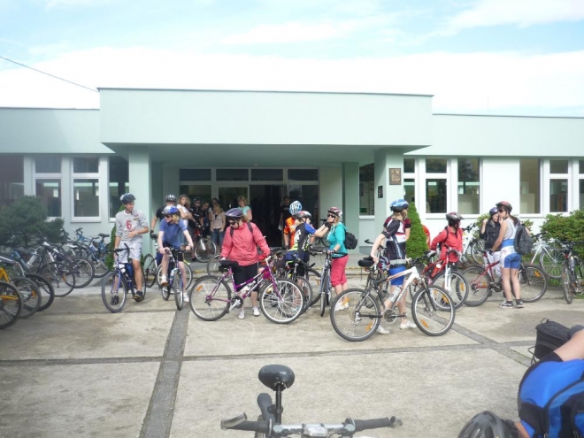 Shromáždění cyklistů před školou