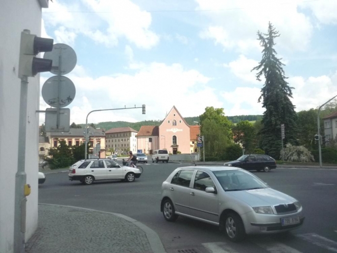 V dálce kostel sv. Felixe a kapucínský klášter 
