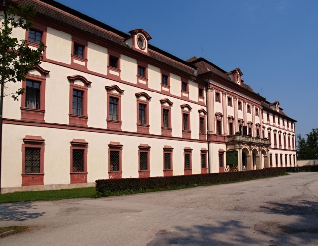 Sám lovecký barokní zámeček byl postaven v barokním slohu podle projektu architekta Bayera pro knížete Schwarzenberka jako lovecký zámek na počátku 18. století. Sloužil k pořádání honů a loveckých slavností. První lovecké muzeum zde vzniklo již v polovině 19. století.