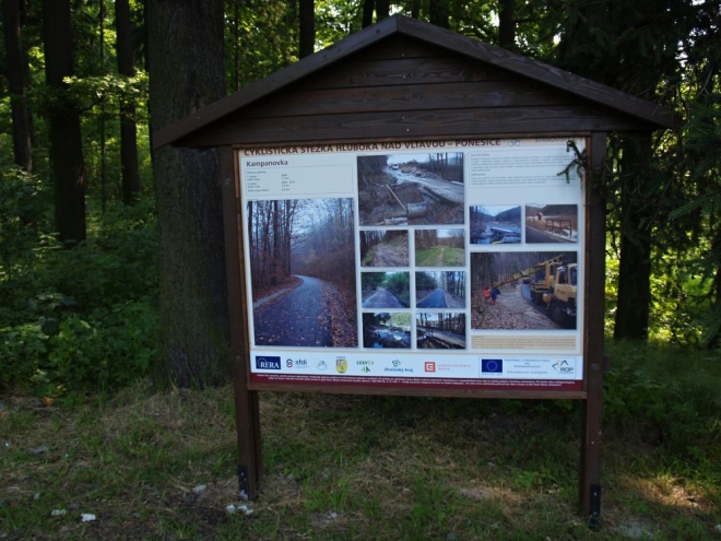 Stezka byla otevřena v půli června a má 12 zastavení(tabulí má být 20), většinou i se stoly a sezením, dokonce nechybí ani stojánky na kola a odpadkové koše. Co ještě chybí je značení (číslo) cyklotrasy a tak nevíme po jaké vlastně jedeme.