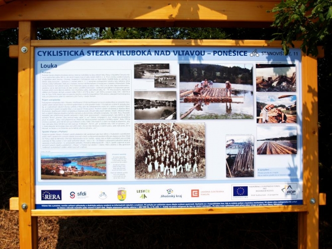 Dnes je ves ospalá a unuděná, ale před sto lety zde byla jedna z velkých zastávek vorařů, splouvajících se svými vory - prameny od Šumavy ku Praze.