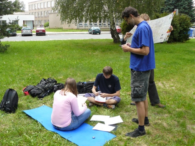 Pilně řešíme první šifru, ale dlouho se ji nedaří vyluštit, takže si musíme brát nápovědu...