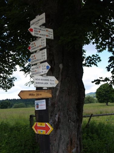 Sjíždíme na Knížecí Pláně. Míjejí nás houfy turistů a bikerů.  