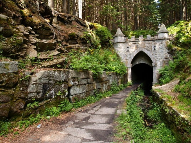 Ještě by to chtělo maličkost. Obnovit i průchod tunelem k Jelení. V minulém století to bylo možné a turisté se nořili s loučemi do podzemí.